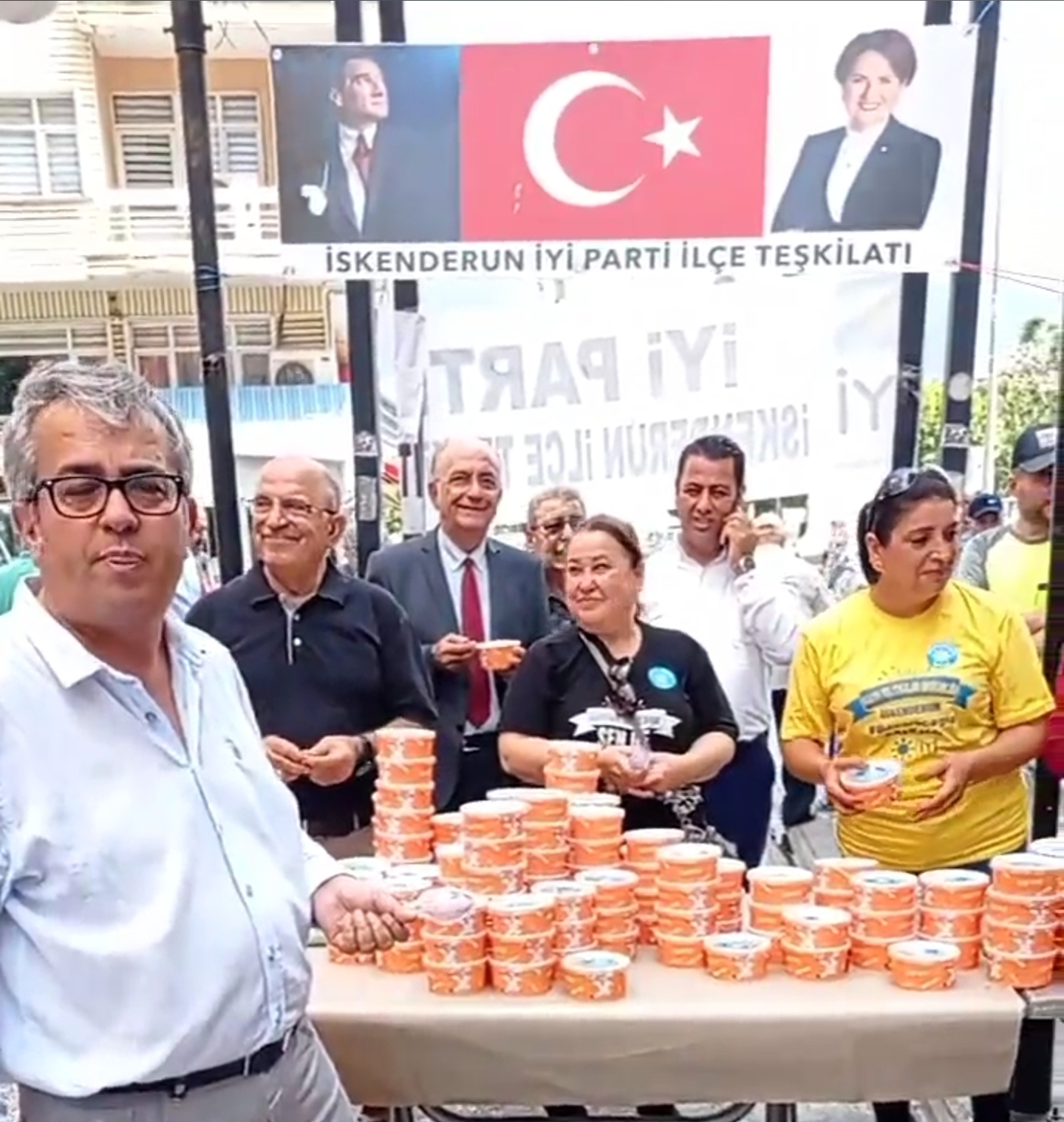 İYİ PARTİ İSKENDERUN' DA AŞURE DAĞITTI