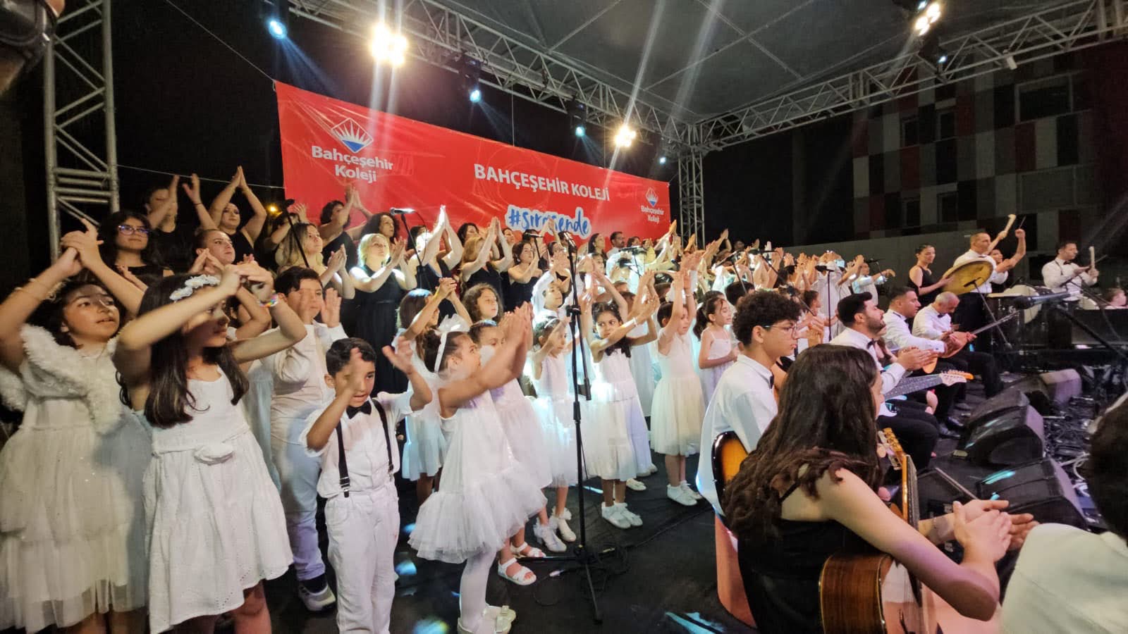 İSKENDERUN BAHÇEŞEHİR KOLEJİ’NDEN MUHTEŞEM GECE