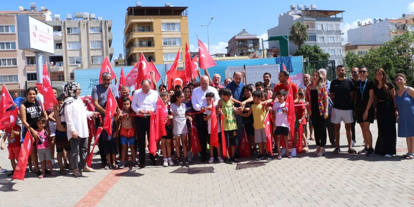 İskenderun Portatif Yüzme Havuzu Hizmete Açıldı